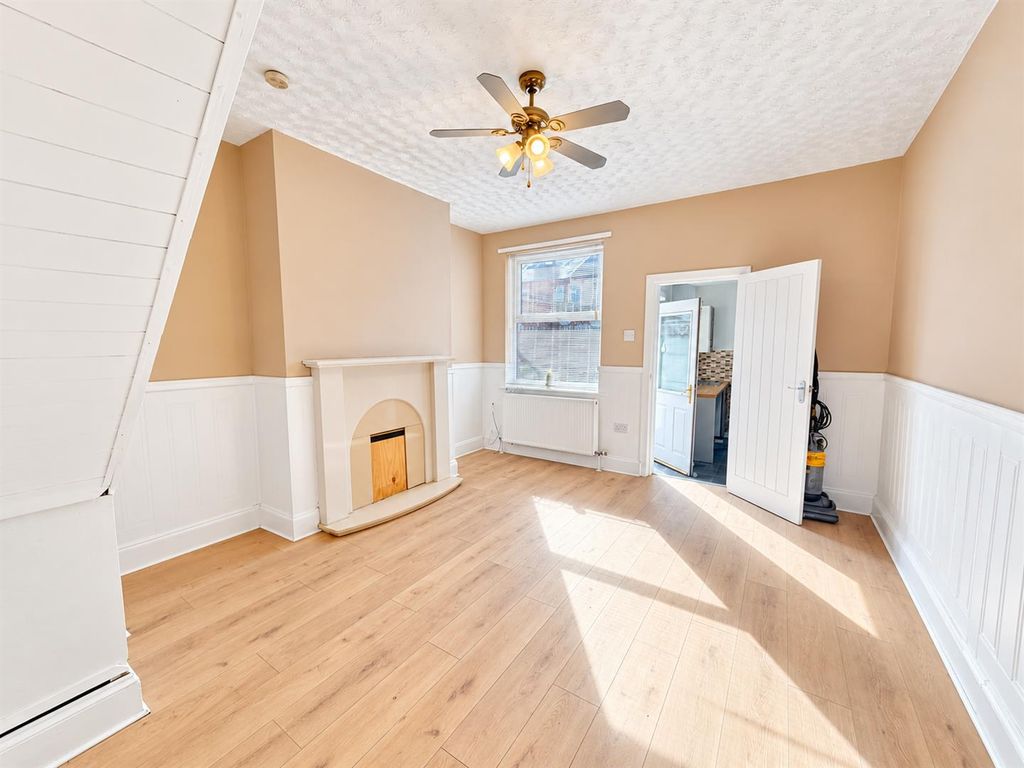 Property photo 3 of 11 Dining Room