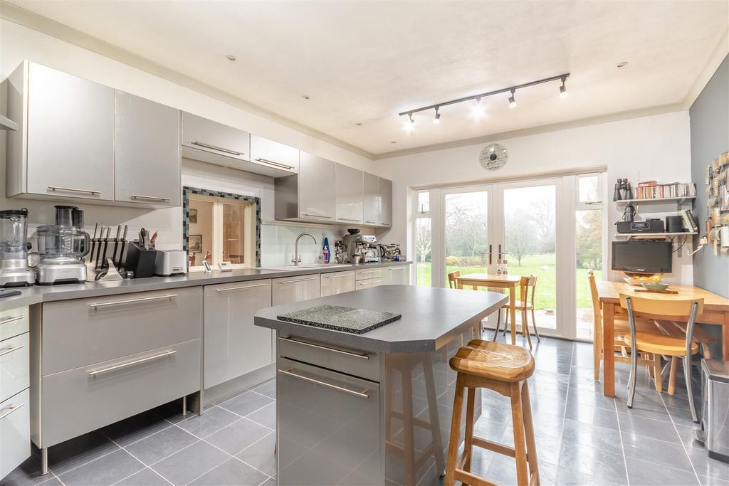 Property photo 3 of 33