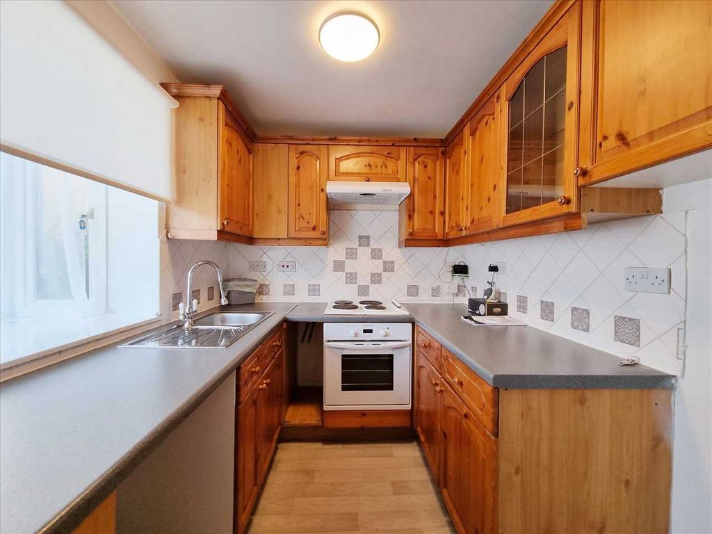 Property photo 2 of 8 Kitchen: