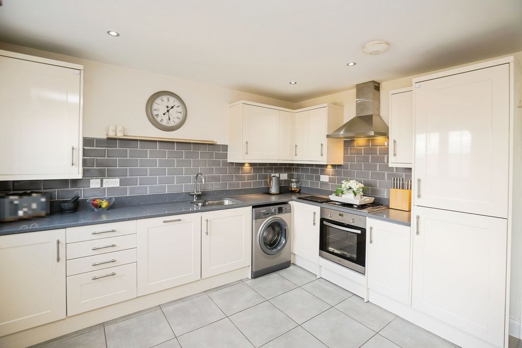 Property photo 3 of 11 Dining Kitchen