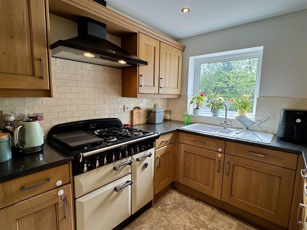 Property photo 3 of 28 Kitchen