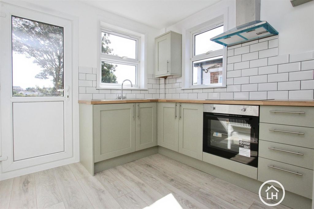 Property photo 3 of 19 Kitchen