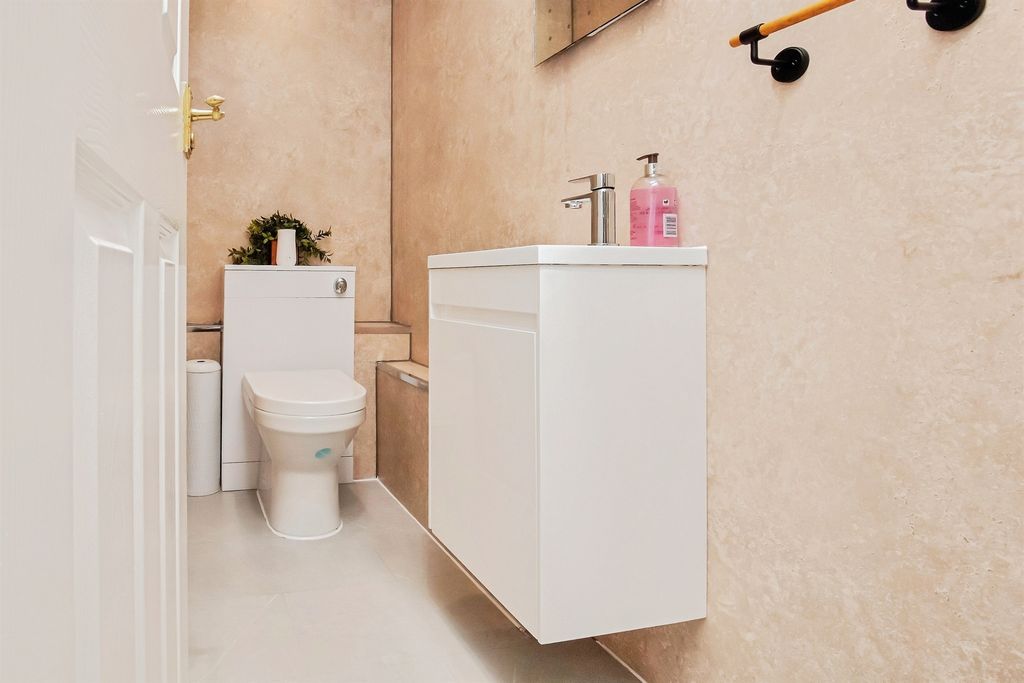 Property photo 3 of 33 Cloakroom