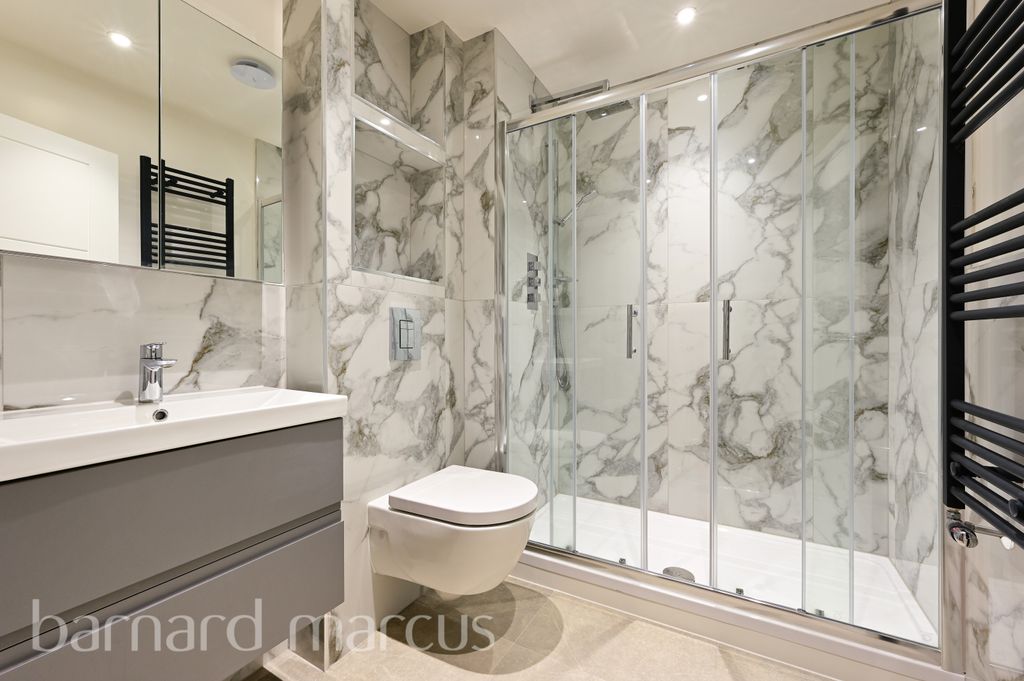 Property photo 2 of 8 Bathroom