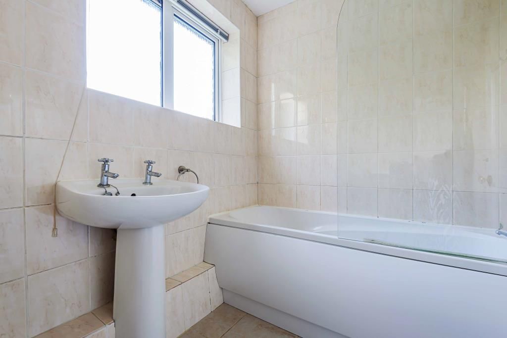 Property photo 3 of 10 Bathroom