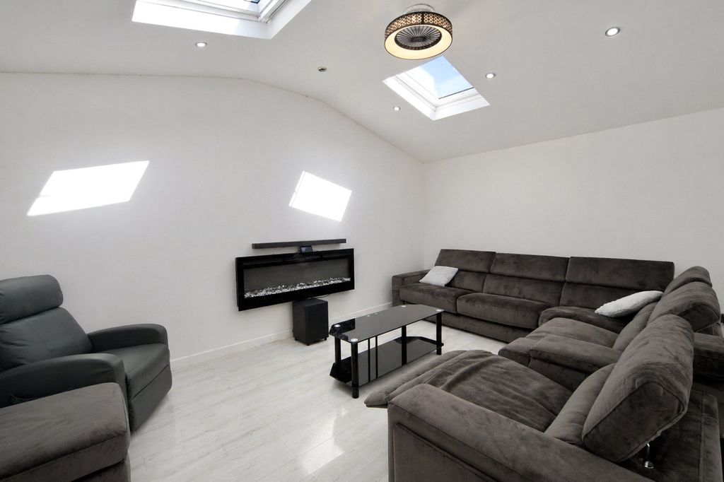 Property photo 2 of 27 Picture No. 29