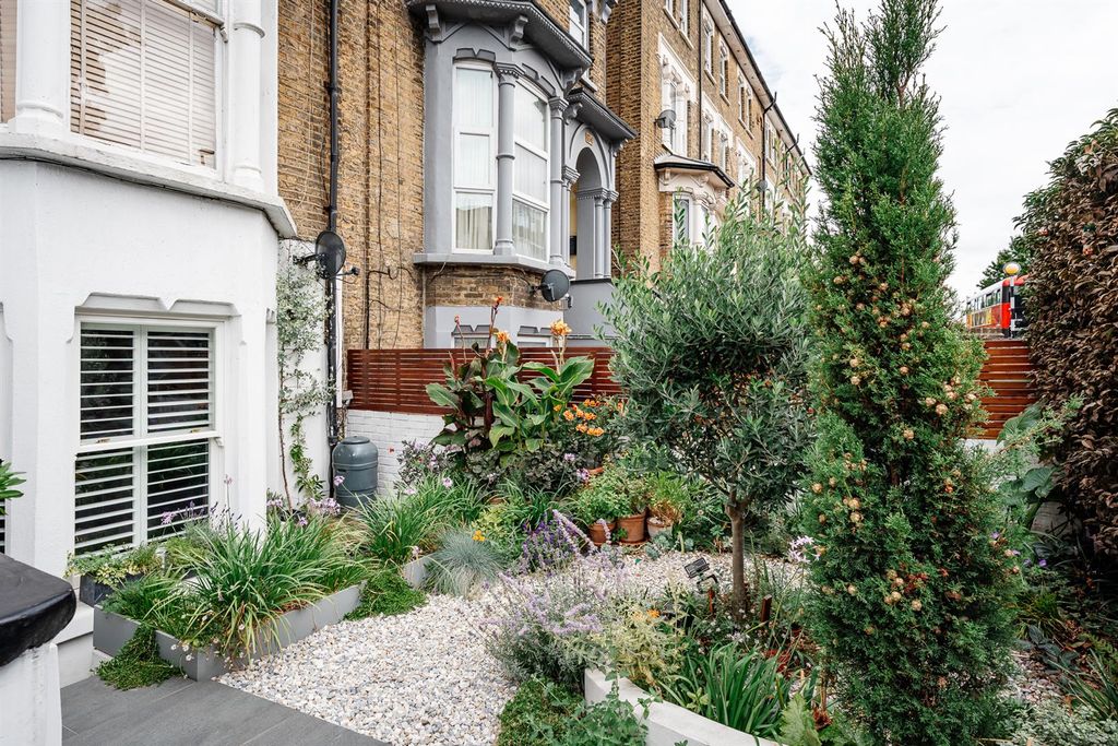 Property photo 2 of 19 Stroud Green Rd-2.Jpg