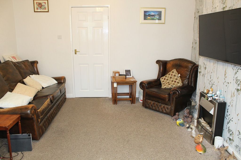 Property photo 3 of 11 Lounge