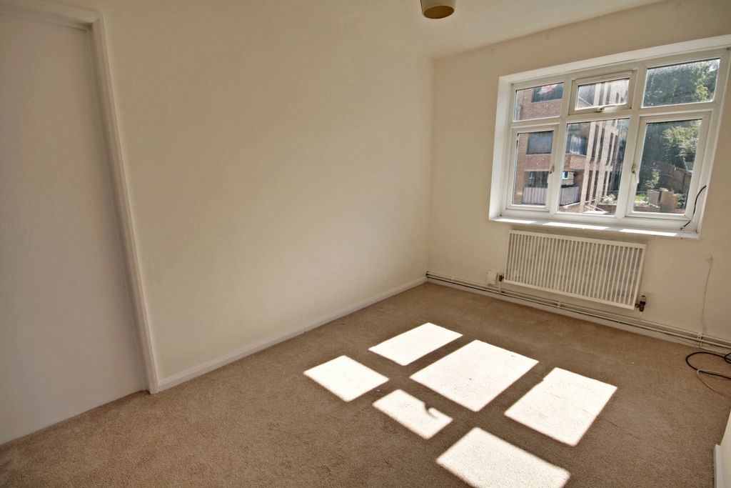 Property photo 2 of 11 192 Stroud Crescent - Reception