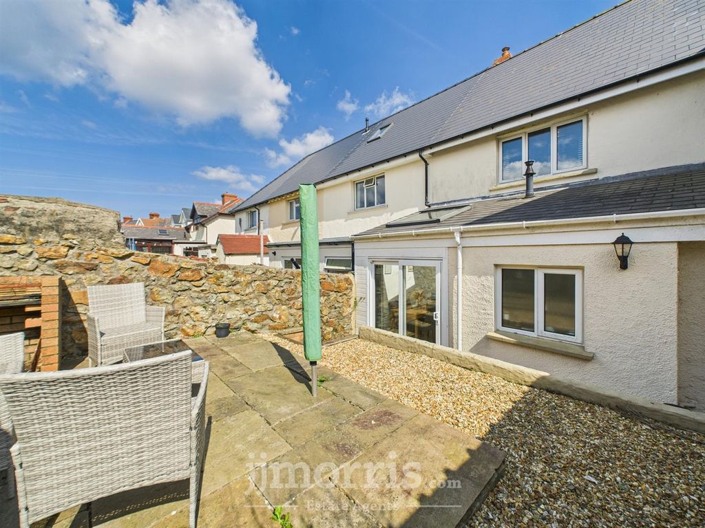 Property photo 2 of 28