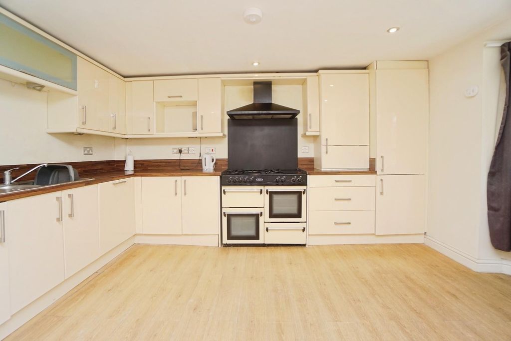 Property photo 3 of 11 Kitchen