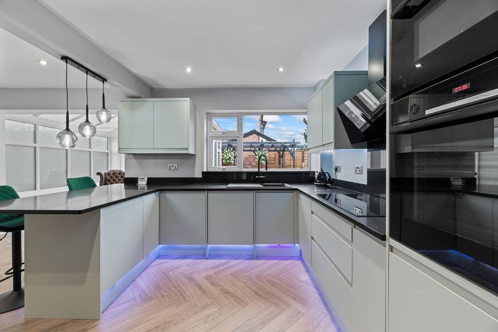 Property photo 3 of 19 Kitchen