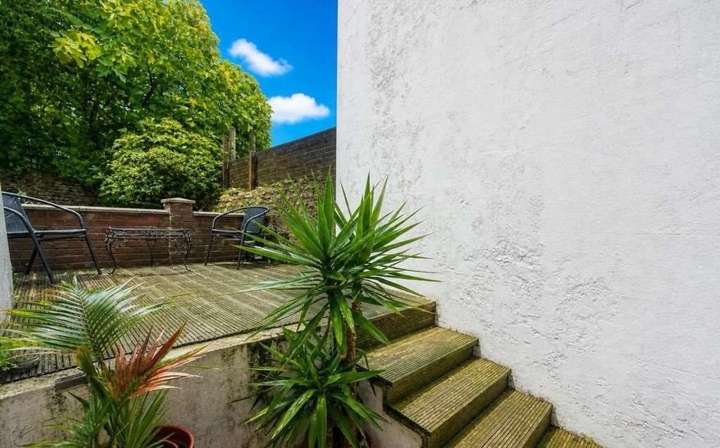 Property photo 2 of 9 6