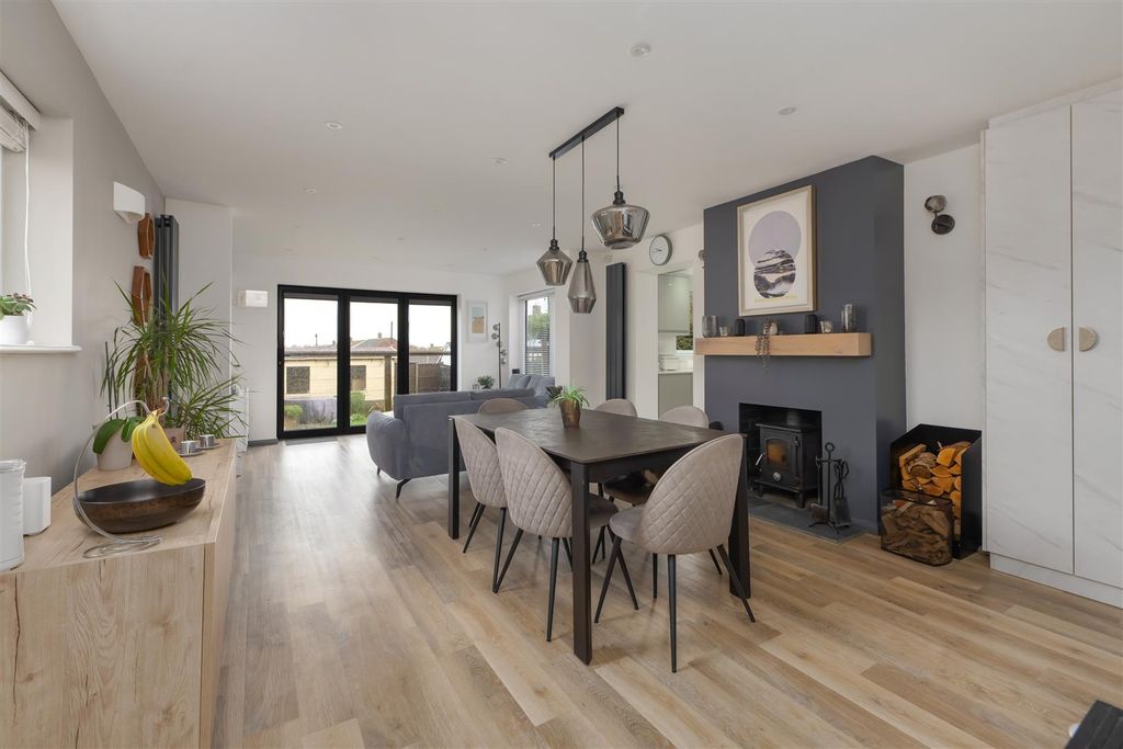 Property photo 2 of 18 Fletcher Road, Whitstable