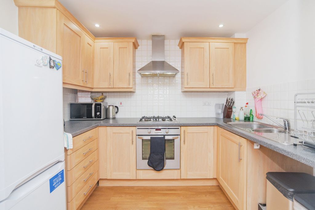 Property photo 3 of 18 Kitchen