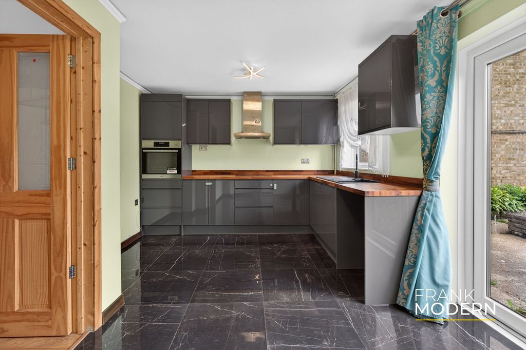 Property photo 3 of 39 Kitchen / Diner