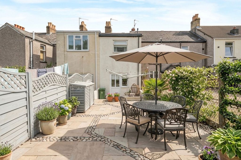 Property photo 1 of 28