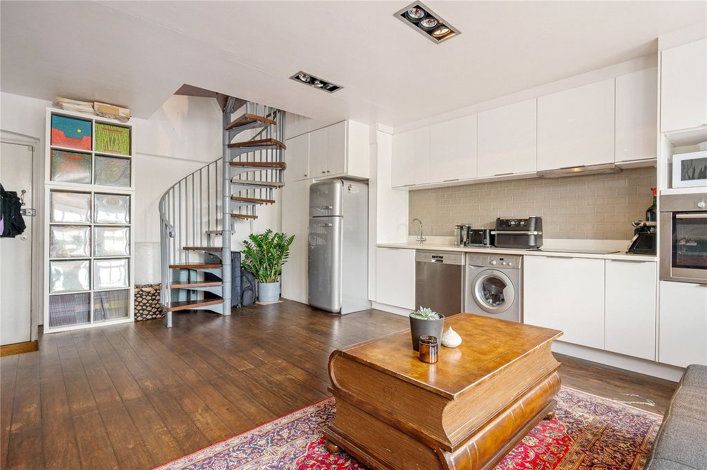 Property photo 2 of 22 Reception/Kitchen