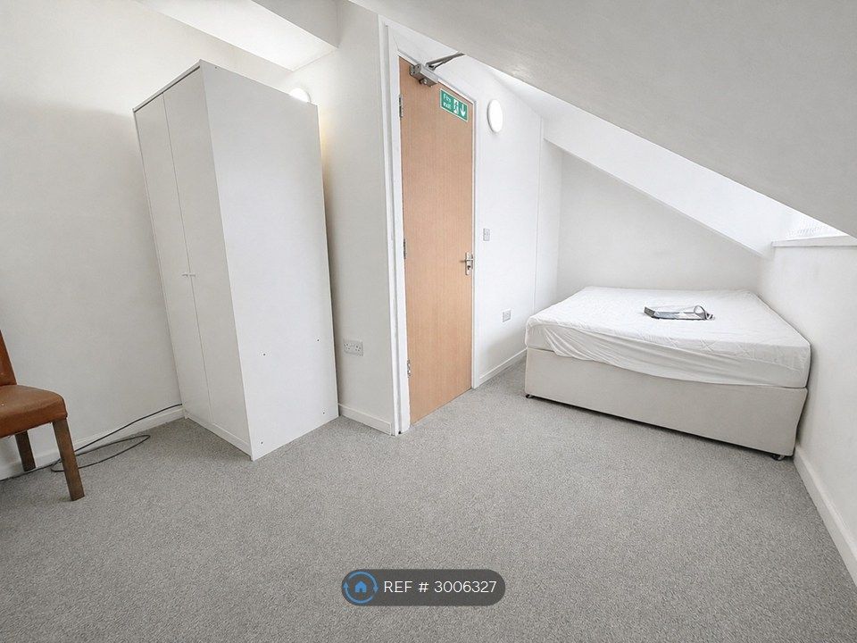 Property photo 1 of 6 Room 5