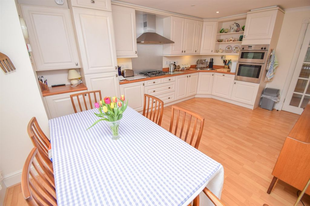 Additional image 5 of 2 bed flat for sale3 Islands House, Islands Court, Islands Bank Road, Inverness IV2