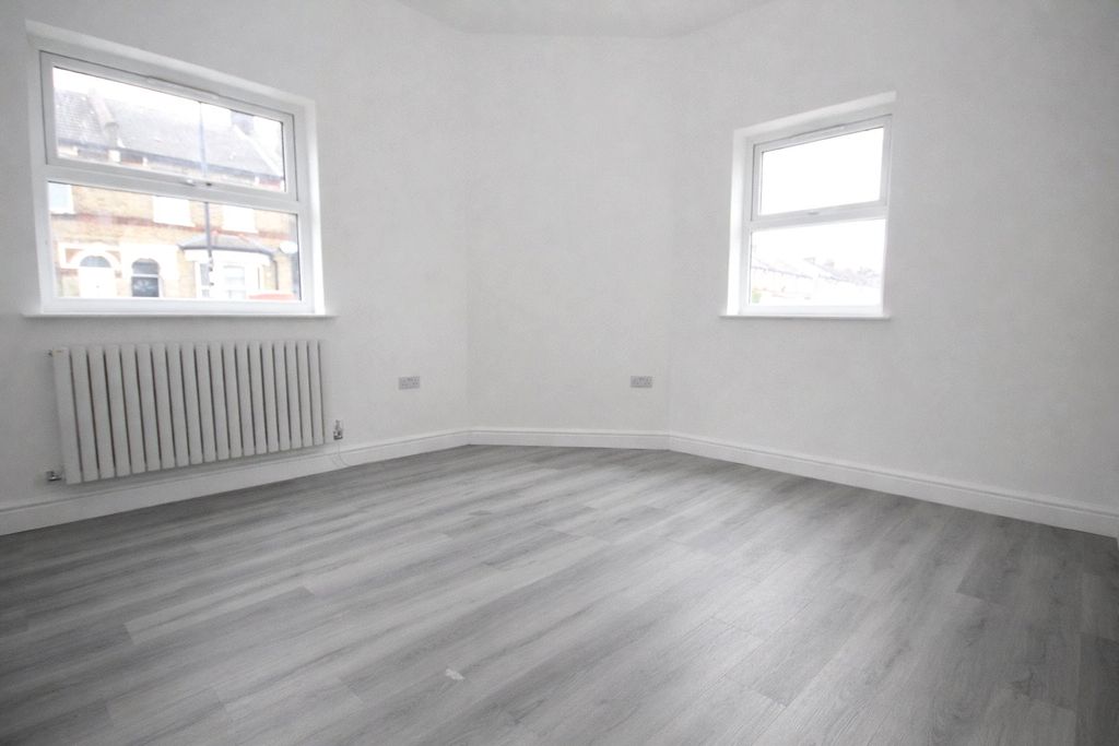 Property photo 3 of 9 Reception