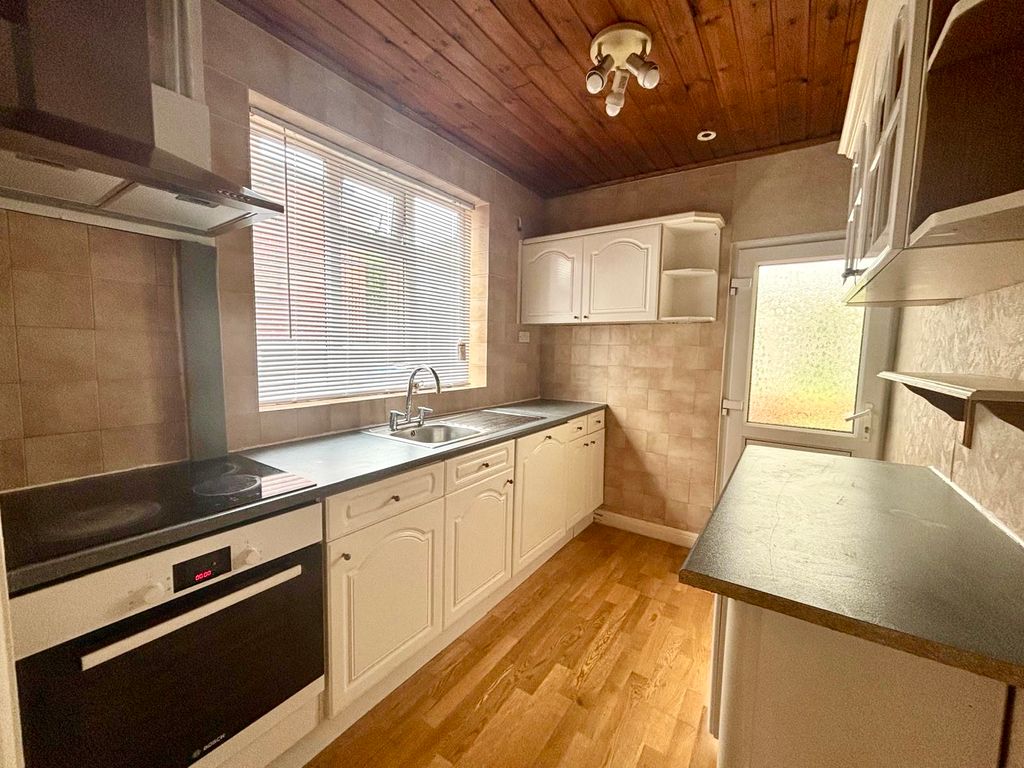 Property photo 3 of 9 Kitchen
