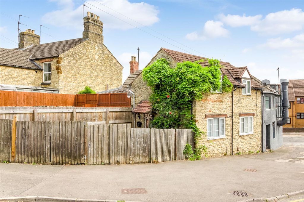 Property photo 1 of 9 Lees Street - Front