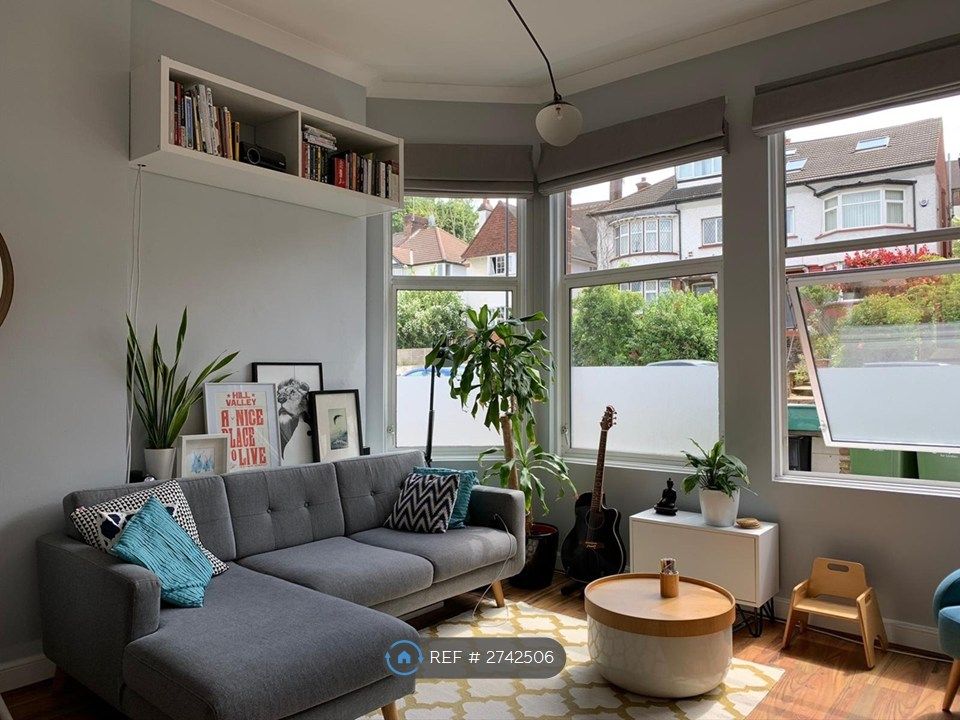 Property photo 2 of 19 Lounge