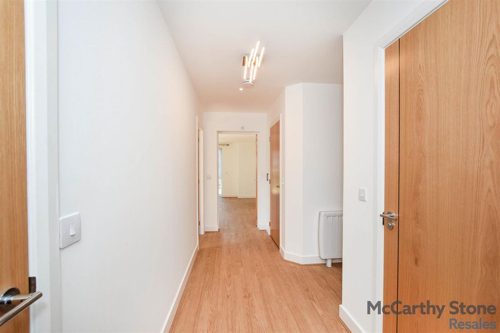 Property photo 1 of 18 Entrancehall12Bc.Jpg
