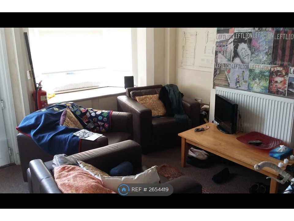 Property photo 1 of 10 Living Room