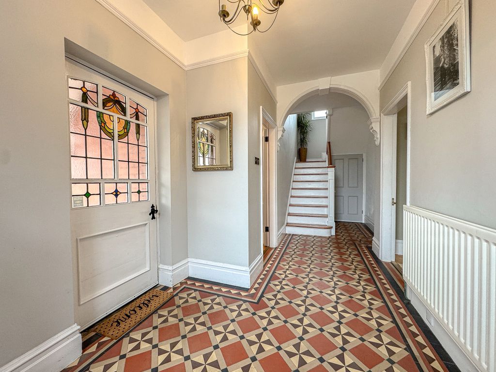 Property photo 2 of 18 Hallway