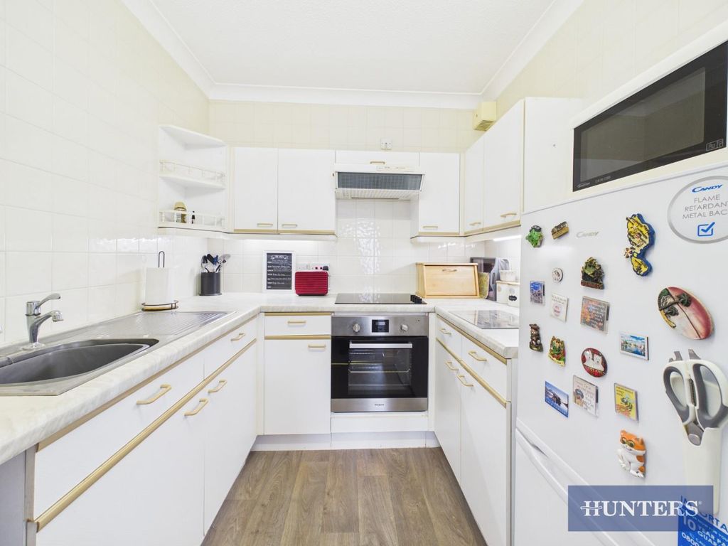 Property photo 3 of 10 Kitchen