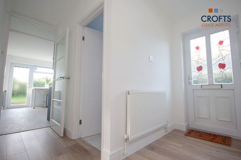 Property photo 2 of 11 Hallway