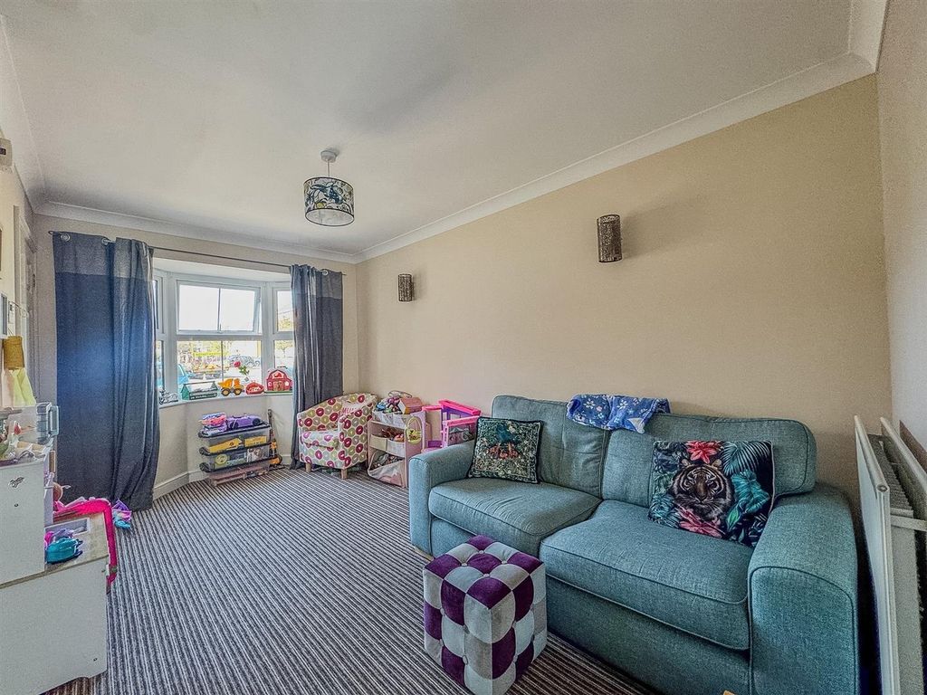 Property photo 2 of 16 Lounge