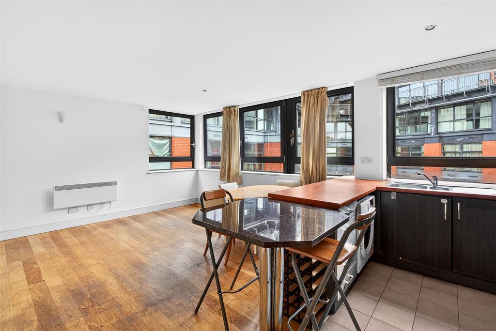 Property photo 2 of 18 To Let 2 Bedroom Flat Benjamin Street Ec1 Www.Isli