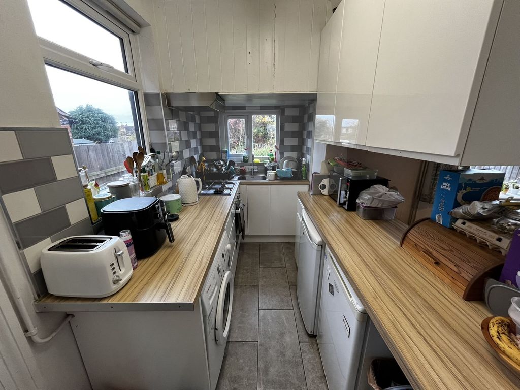 Property photo 1 of 8 Photo 4