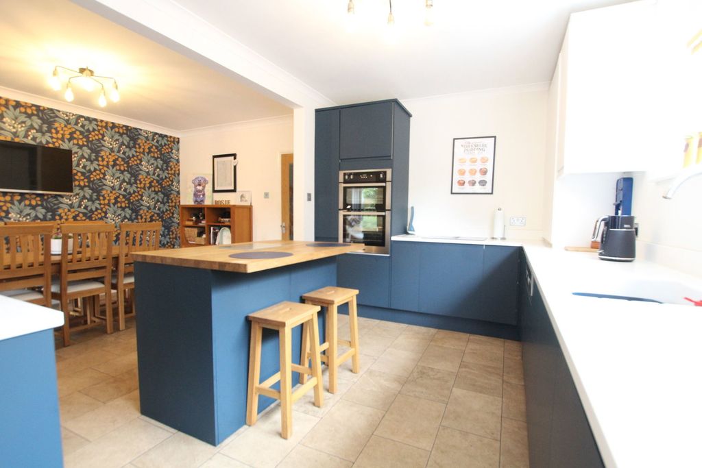 Property photo 2 of 31