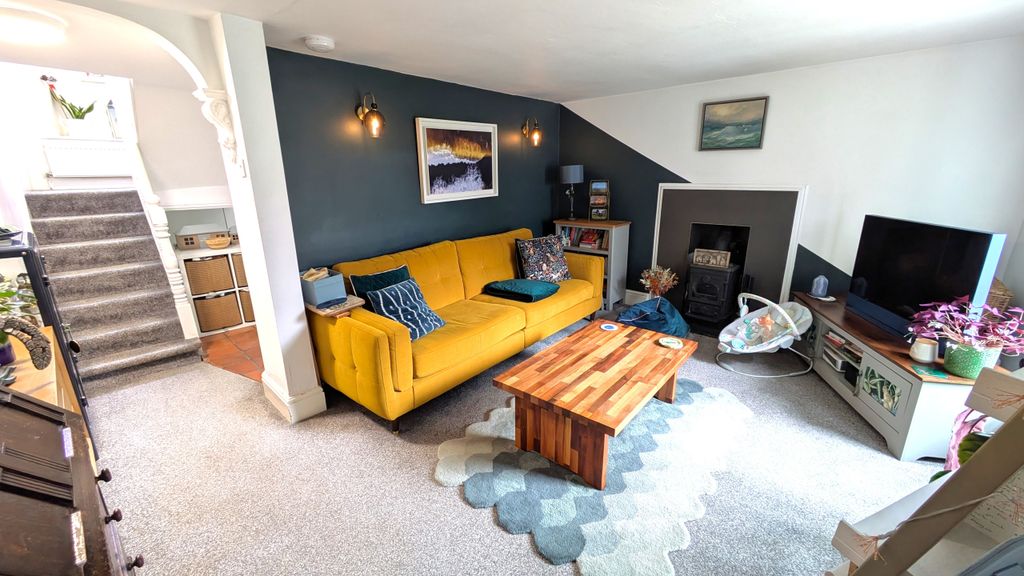 Property photo 3 of 23 Lounge 2