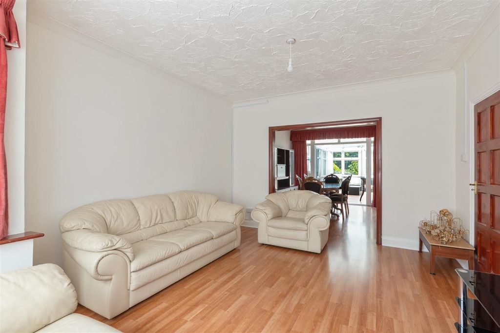 Property photo 2 of 11 Wandle Road