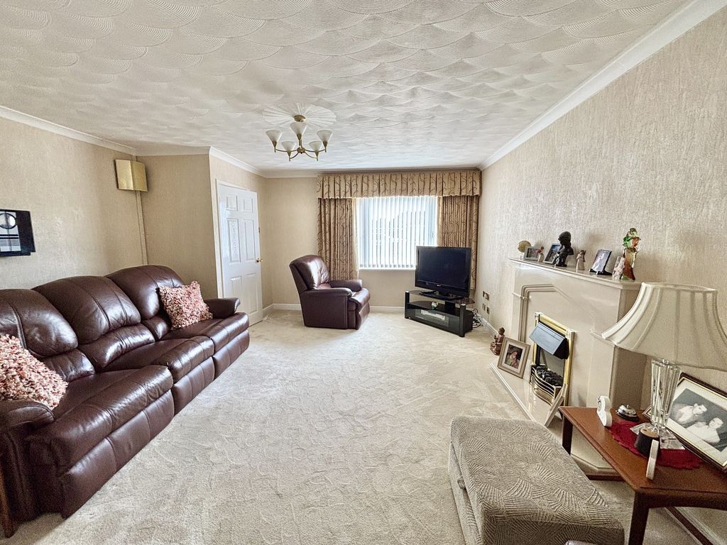 Property photo 3 of 33 Lounge