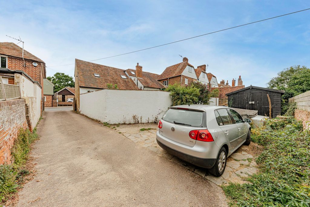 Property photo 2 of 32 Parking (1)