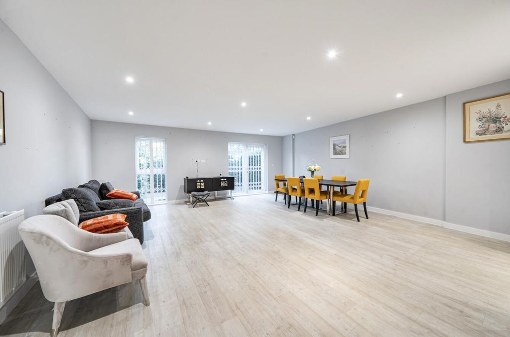 Property photo 2 of 11 Davidson Frost-Wellings, Dfw, Royal Court, Stanmor