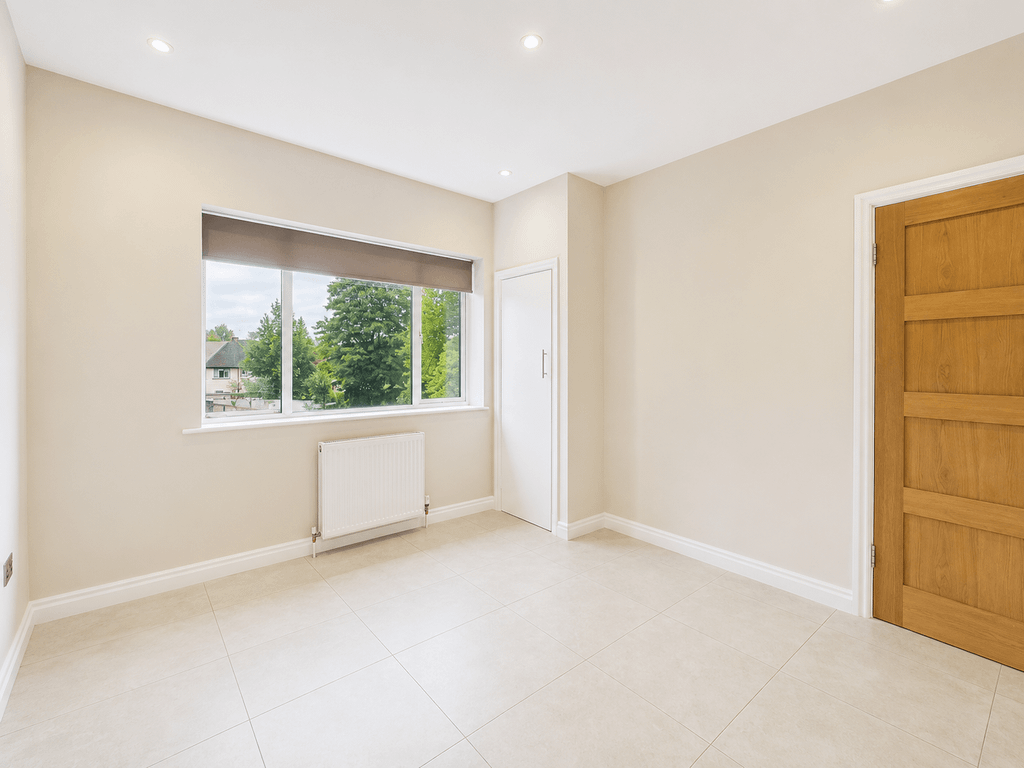 Property photo 3 of 7 Rochester Gardens (2)