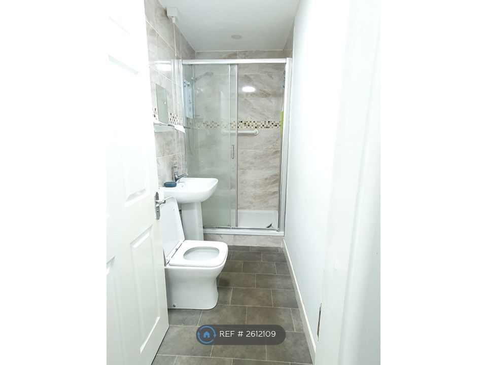 Property photo 2 of 6 Toilet &amp; Bathroom
