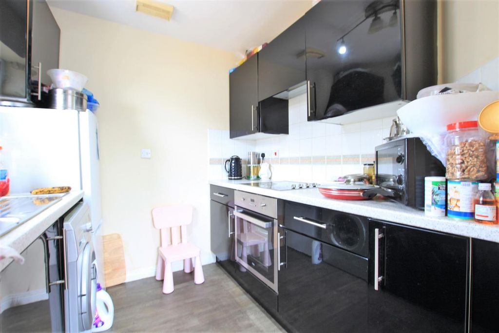 Property photo 3 of 7 Kitchen