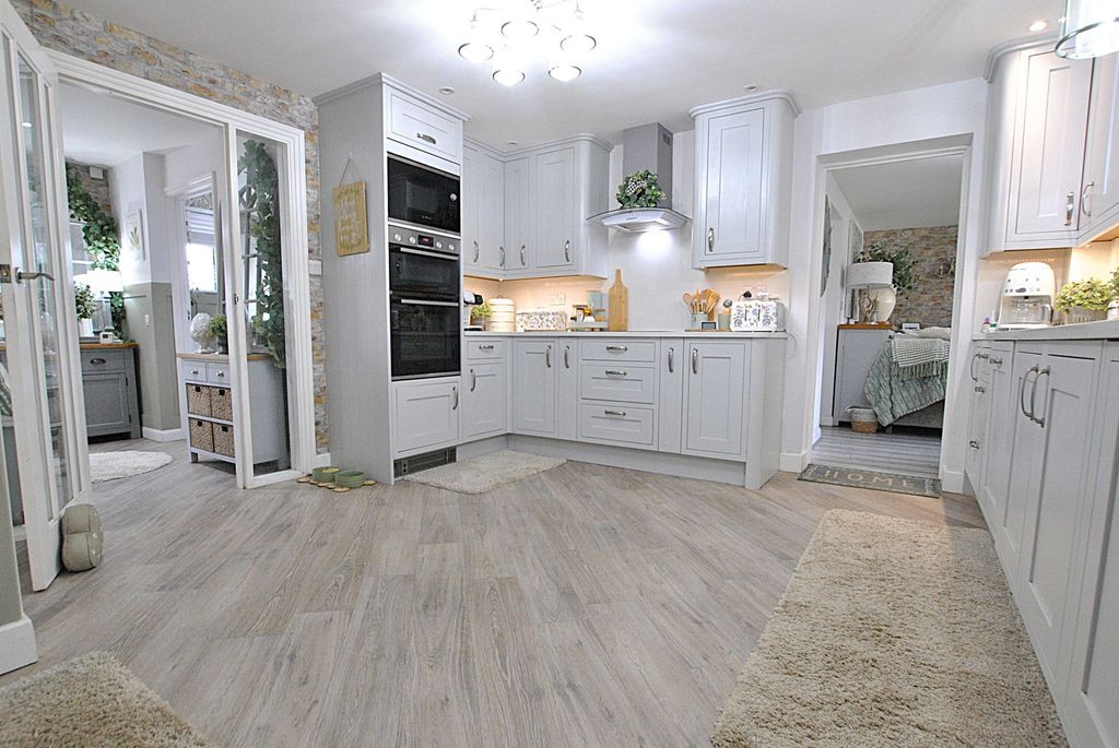 Property photo 3 of 34