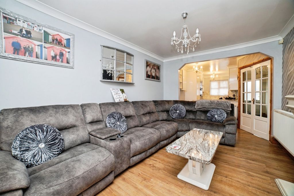 Property photo 3 of 11 Lounge