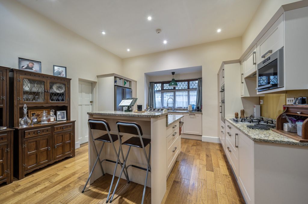 Property photo 3 of 12 1403429-31-697267...