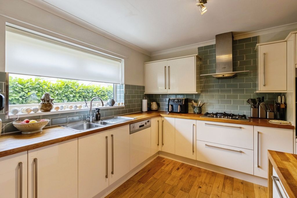 Property photo 3 of 33 Kitchen/Dining Room