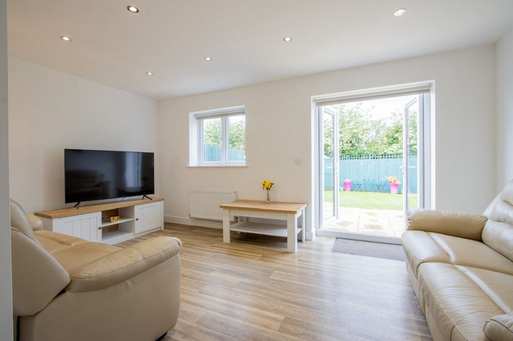 Property photo 3 of 32 Lounge